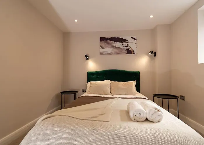 Modern - Leeds City Centre Apartment